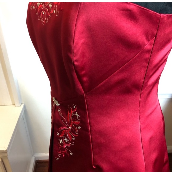 Michaelangelo Red Dress with Embroidery, Size 12 See photos for measurements. - Picture 11 of 12